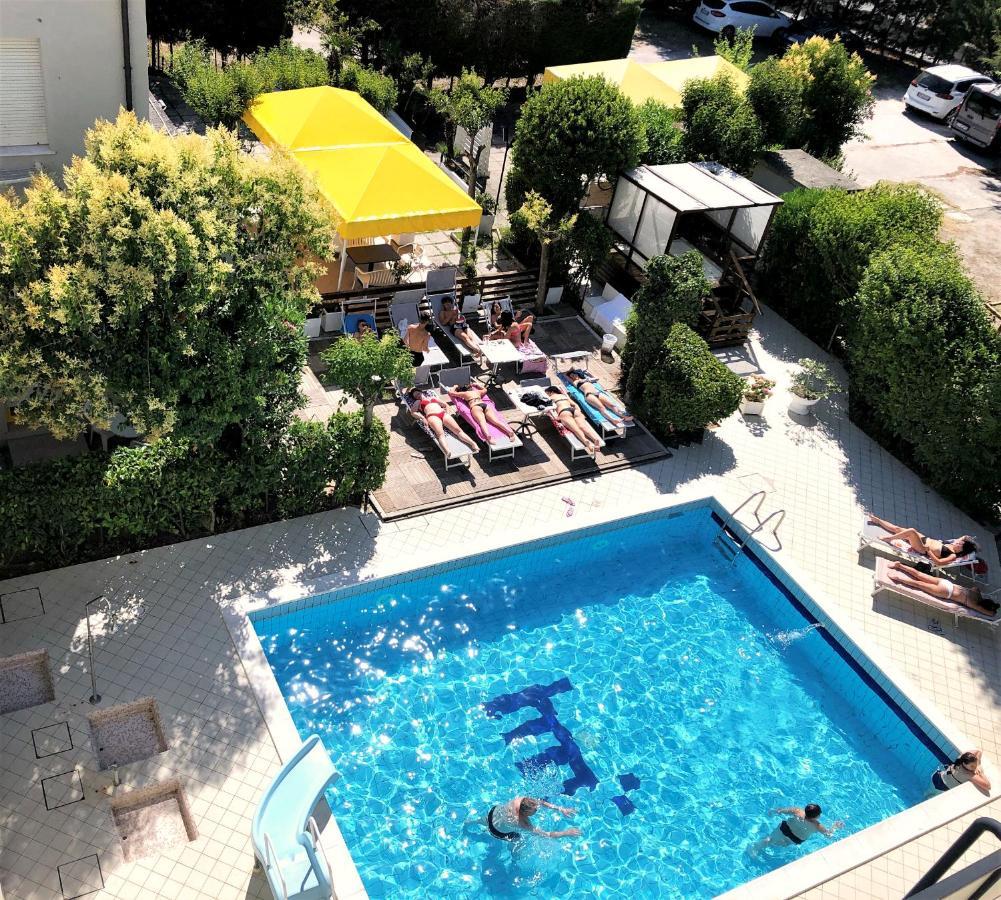 Hotel Marzia Con Piscina Riccione Buitenkant foto
