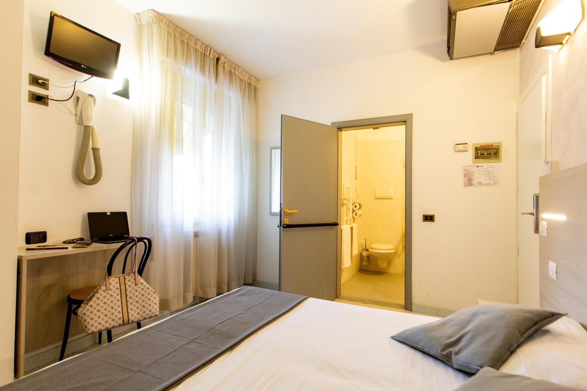 Hotel Marzia Con Piscina Riccione Buitenkant foto