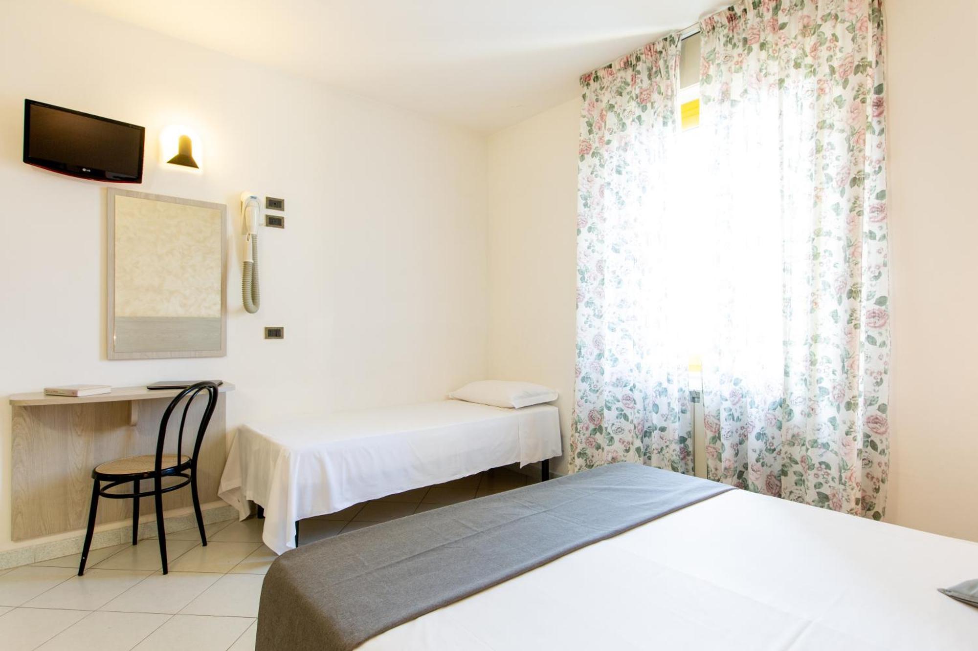 Hotel Marzia Con Piscina Riccione Buitenkant foto