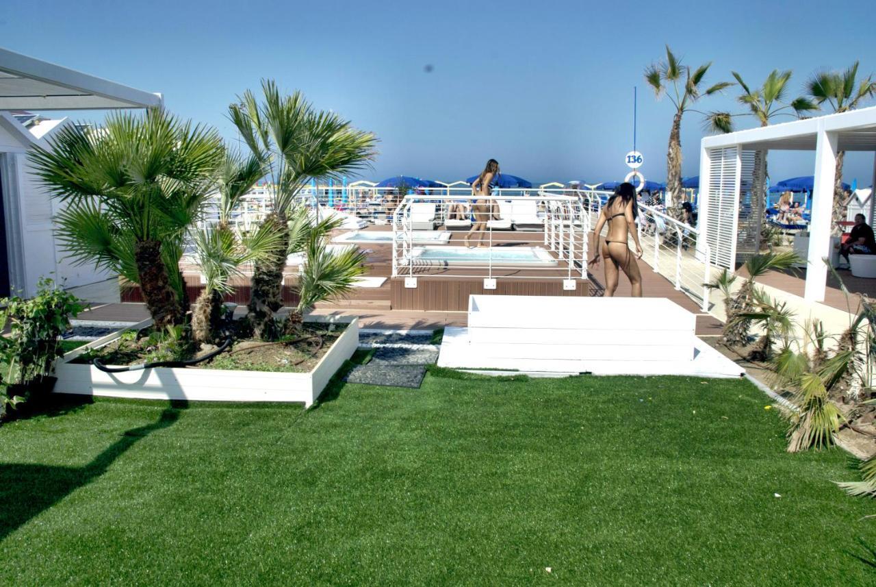 Hotel Marzia Con Piscina Riccione Buitenkant foto