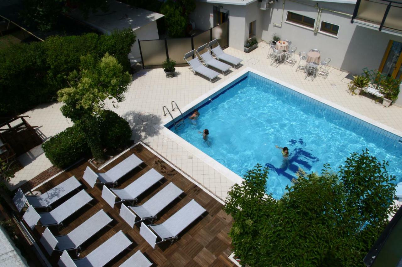 Hotel Marzia Con Piscina Riccione Buitenkant foto